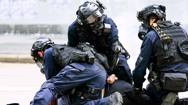 Image for article titled Could You Pass Police De-escalation Training?